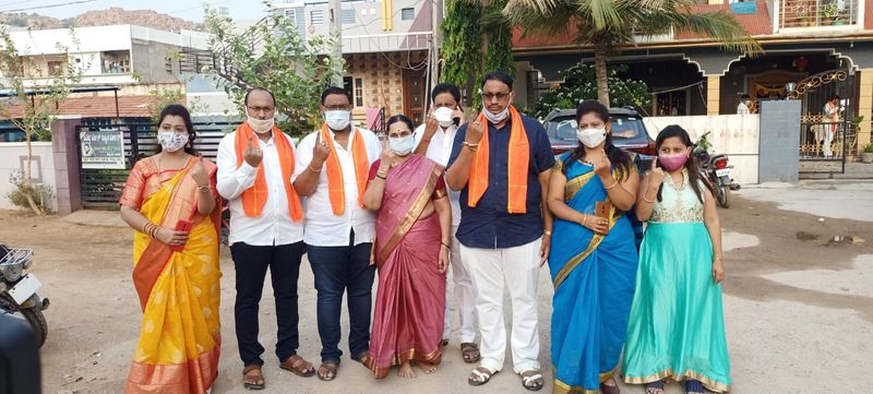 ಕೊರೋನಾ ಹಿನ್ನೆಲೆಯಲ್ಲಿ ಅಗತ್ಯ ಸುರಕ್ಷತಾ ಕ್ರಮಗಳನ್ನು ವಹಿಸಿ ಮತದಾನ