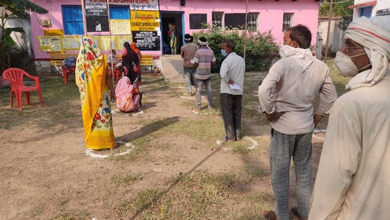 मध्य प्रदेश के दमोह विधानसभा क्रमांक (55) उपचुनाव में जागरूक मतदाता उत्साह पूर्वक COVID19 से सुरक्षा नियमों का पालन करते हुये मतदान केंद्रों पर पहुंचे।