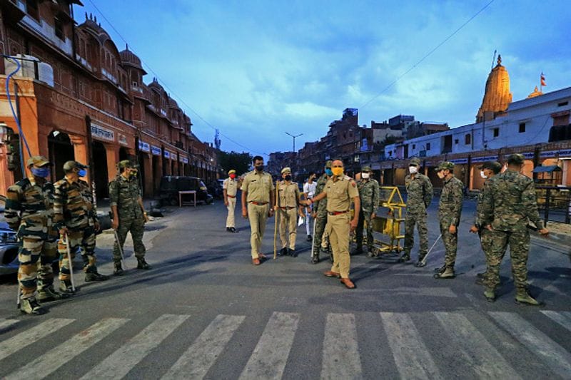 किन लोगों को रखनी चाहिए ज्यादा सावधानी
उन्होंने कहा कि मोटापे से ग्रस्त लोगों जैसे मोटापा, मधुमेह, किडनी जैसे रोग में ज्यादा सावधानी बरतनी चाहिए। डॉक्टर कौशिक ने पुलिसकर्मियों को जंक फूड से बचने की सलाह दी। उन्होंने कहा कि खाने में जूस, नारियल पानी सहित पौष्टिक खाद्य पदार्थ लेना चाहिए।
