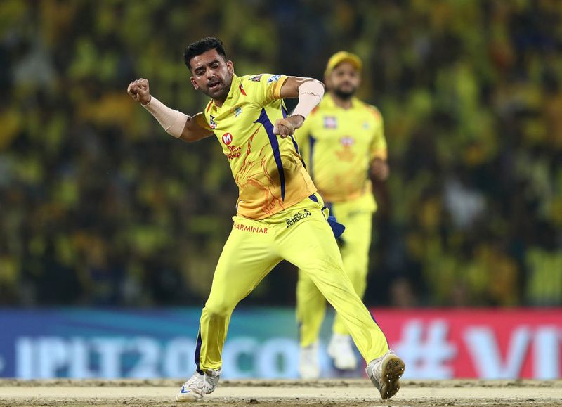 చెన్నై సూపర్ కింగ్స్ బౌలర్ దీపక్ చాహార్ అద్భుతమైన ఫామ్లో ఉన్నాడు. వరుసగా రెండు మ్యాచుల్లో నాలుగేసి వికెట్లు తీసి అదరగొట్టాడు. దీపక్ చాహార్ని ఆర్సీబీ బ్యాట్స్మెన్ ఎలా ఎదుర్కుంటాడో చూడాలి...