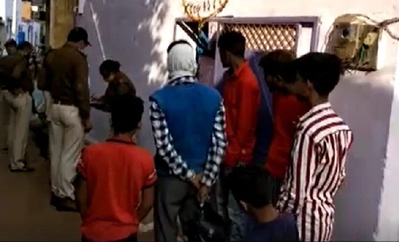 आनन-फानन में गांव के लोगों ने तीनों को जगराओं के निजी अस्पताल में एडमिट कराया। जहां इलाज के दौरान पहले मां ने दम तोड़ा, इसके बाद बेटे की सांसे थम गईं। आखिर में बेटी मनदीप कौर की भी मौत हो गई।
