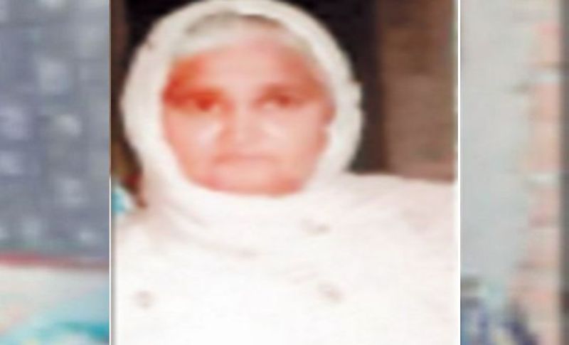 परिवार की बुरी हालत देखते हुए बेटी मनदीप ने ऐसा खौफनाक कदम उठा लिया। पड़ोसी को जब दो दिन तक उनकी कोई हलचल नहीं दिखी तो उन्होंने घर का दरवाजा खटखटाया। लेकिन कोई जवाब नहीं आया। इसके बाद पुलिस को सूचित कर बुलाया तो तीनों कमरे में पड़े हुए थे।