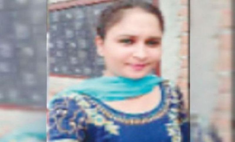 दरअसल, यह खौफनाक घटना लुधियाना जिले के गांव सोढीवाल की है, जहां मृतकों की पहचान गुरप्रीत सिंह सोनी (37), मां जसबीर कौर (58) और बहन मनदीप कौर (27) के रूप में हुई। पुलिस ने तीनों के शवों को बरामद कर मुर्दा घर में रखवा दिए हैं। पुलिस ने शुरुआती जांच में बताया कि मृतका मनदीप ने अपने मानसिक परेशानी के चलते किया है। रात को खाना बनाते समय पूरे खाने में जहर मिला दिया और सभी को खिलाने के बाद खुद ने भी खा लिया। हालांकि कुछ लोगों का यह भी कहना है कि इसमें परिवार के सभी लोगो की सहमति थी।