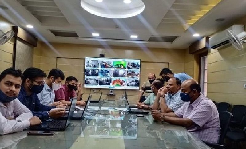 अधिकारी तोड़ रहे नियम
राजधानी जयपुर कंट्रोल रूम में बैठे निर्वाचन अधिकारी यहीं से सीसीटीवी के जरिए नजर रख रहे हैं। कहीं कोई कोरोना गाइडलाइन को तो नहीं तोड़ रहा। जबकि यह अधिकारी खुद मास्क सही तरीके लगाकर नहीं बैठे हैं।