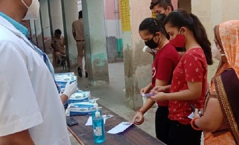 3 सीट पर कई नेताओं की साख दांव पर
बता दें कि बढ़ते कोरोना के बीच भाजपा और कांग्रेस ने प्रचार प्रसार में कोई कसर नहीं छोड़ी है। दोनों ही पार्टियों के बीच कड़ा मुकाबला देखने को मिल रहा है। एक तरफ सत्ताधारी पार्टी कांग्रेस को लग रहा है वह यह चुनाव जीत ही लेगी। वहीं विपक्षी पार्टी बीजेपी गहलोत सरकार का किला हिलाने की कोशिश में लगी हुई है। इन तीन सीटों के चुनाव पर कई नेताओं की साख दांप पर लगी हुई है।