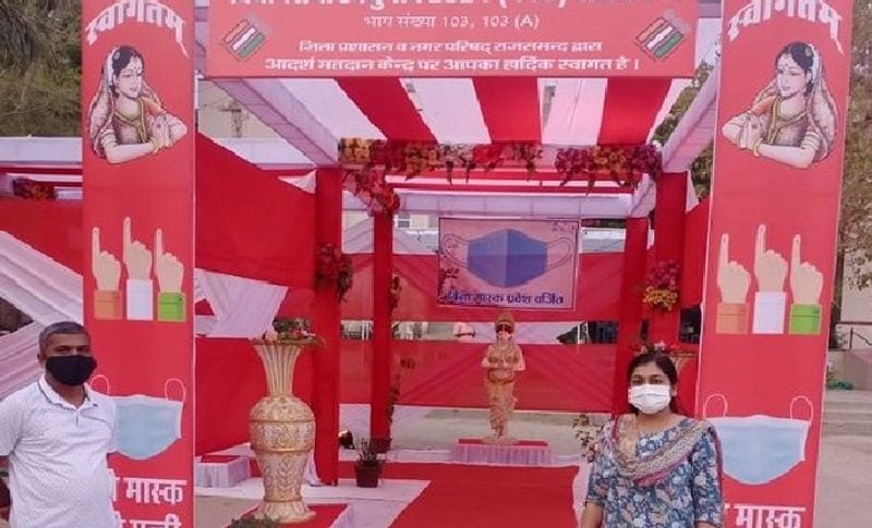 कोरोना प्रोटोकॉल का हो रहा पालन
चुनाव आयोग ने कोरोना को देखते हुए सभी मतदान केंद्रों पर कोरोना प्रोटोकॉल का पालन कर रहा है। हर पोलिंग बूथ पर हर वोटर की थर्मल स्केनर से टेम्परेचर जांच की जाती है, इसके बाद वह अपना मतदान करता है। बिना मास्क के किसी भी व्यक्ति को मतदान केंद्र में जाने की एंट्री नहीं है। इतना ही नहीं बाहर कर्मचारी मतदाताओं को ग्लब्ज देते हैं, इसके बाद वह वोट डाल रहे हैं। साथ ही सभी मतदान केंद्रों को सैनिटाइज किया गया है। सोशल डिस्टेंसिंग का पालन हो इसके लिए राज्य की पुलिस पोलिंग बूथ पर मुस्तैदी से तैनात है।