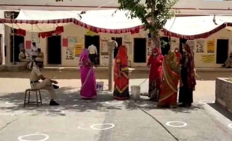 कोरोना के खौफ में लगी लंबी कतारें
मतदाताओं में महामारी का खौफ होने के बाद भी खासा उत्साह देखा गया। वह हाथों में सैनेटाइजर की बोतल और मास्क लगाकर लोकतंत्र के इस पर्व में बढ़-चढ़कर हिस्सा लेते नजर आए। हालांकि उनके मन में कहीं ना कहीं कोरोना को लेकर डर भी था। लेकिन इसके बावजूद भी वो वोट डालने निकले। भीषण गर्मी होते हुए भी मतदान केंद्रों के बाहर लंबीं लाइने देखने को मिलीं।