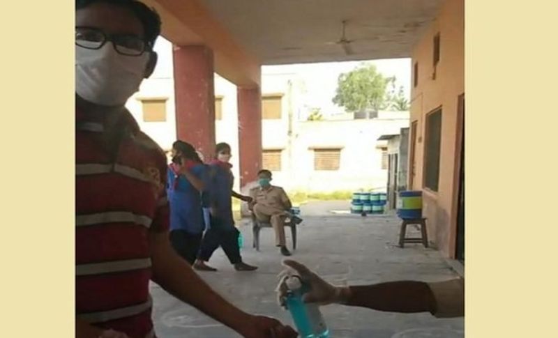 तस्वीर में देख सकते हैं कि किस तरह से सबसे पहले मतदाता को सैनिटाइज किया जाता है। इसके बाद उसकी जांच होती है, फिर कहीं जाकर वह वोट डाल पाता है।
