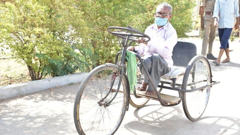 चुनाव आयोग ने अपने ट्वीटर अकाउंट पर ऐसी कई तस्वीरें शेयर की हैं।