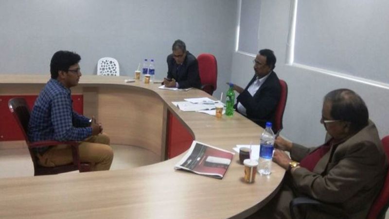 प्रोफेशनल बने रहना चाहिए
इंटरव्यू के दौरान हमेशा प्रोफेशनल बने रहना चाहिए। इंटरव्यू के दौरान किसी व्यक्ति के निजी जीवन के बारे में बात करने की बजाय अपने काम को हाईलाइट करने का प्रयास करना चाहिए। इंटरव्यूअर गौर करते हैं कि आप इंटरव्यू के दौरान किस तरह का व्यवहार कर रहे हैं।