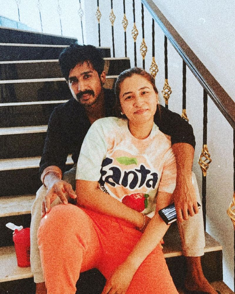 ఈ నేపథ్యంలో గత రాత్రి మెహందీ ఫంక్షన్ వేడుకలు ఘనంగా నిర్వహించారు. హైదరాబాద్లో జరిగిన ఈ వేడుకలకు ఇరువర్గాల కుటుంబ సభ్యులతో పాటు అతికొద్ది మంది సన్నిహితులు, స్నేహితులు పాల్గొన్నారు.