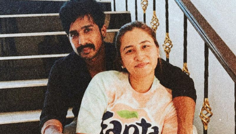 బ్యాడ్మింటన్ గుత్తా జ్వాల, భారత క్రికెటర్ వేదా కృష్ణమూర్తితో పాటు స్రవంతి నాయుడికి సపోర్ట్ చేయాల్సిందిగా పోస్టులు చేశారు. ‘మా అమ్మ ఆరోగ్య పరిస్థితి విషమంగా ఉంది. నాన్న ప్రస్తుతం ఐసీయూలో ఉన్నారు. వారిద్దరూ ప్రాణాలు కోసం యుద్ధం చేస్తున్నారు. వెంటనే స్పందించిన హెచ్సీఏకి ధన్యవాదాలు’ అంటూ తెలిపింది స్రవంతి...
