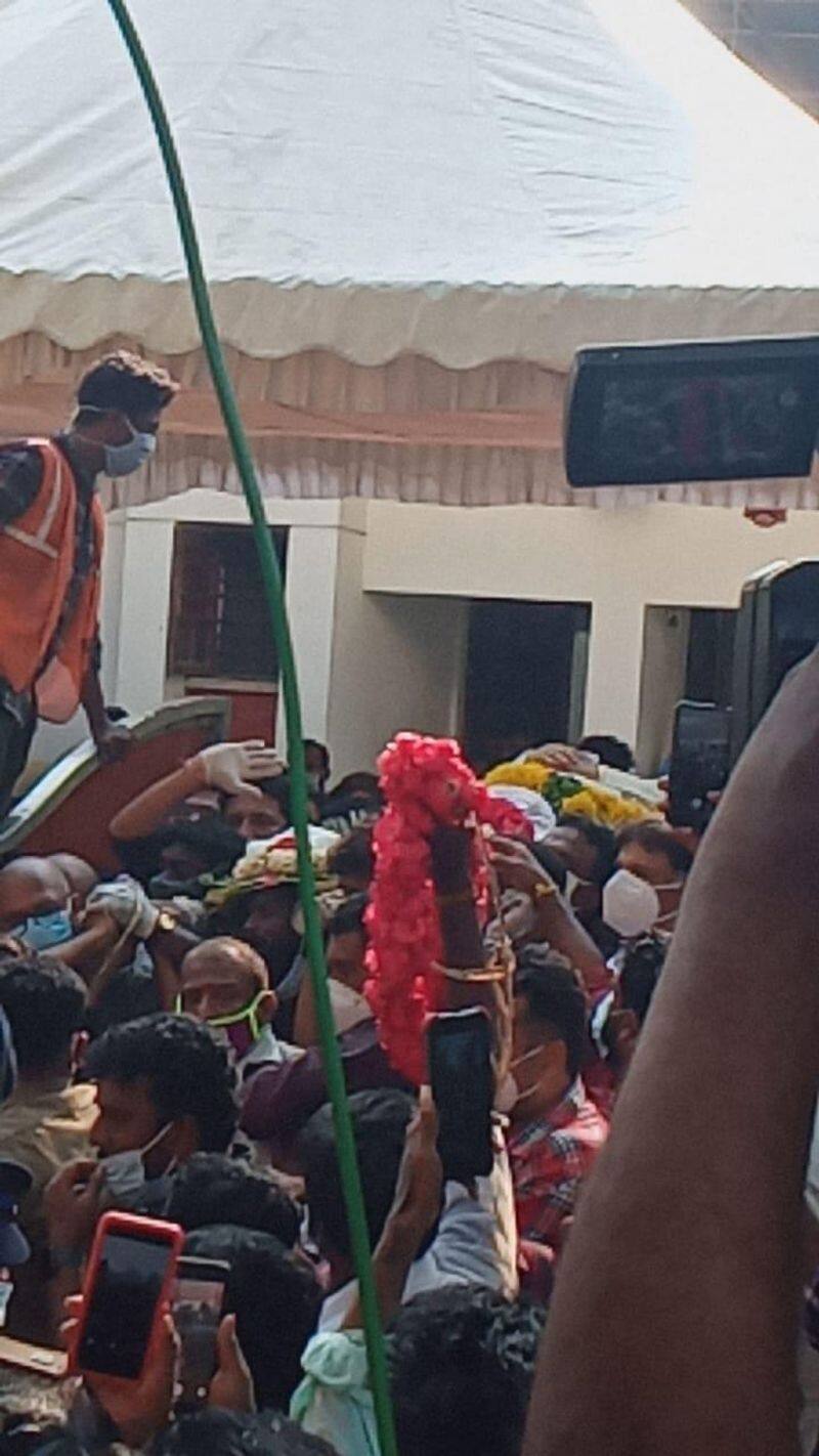 Actor Vivek  funeral procession has started