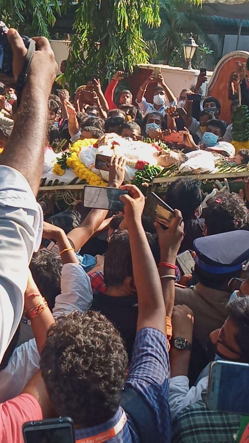 அதன் பின்னர் மாலை 4 மணிக்கு மேல் நடிகர் விவேக் உடல் அவரது இல்லத்தில் இருந்து மலர்களால் அலங்கரிக்கப்பட்ட ஊர்தியில் விருகம்பாக்கம் மேட்டுக்குப்பம் பகுதியில் உள்ள மின் மயானம் நோக்கி ஊர்வலமாக புறப்பட்டது. இதில் ஏராளமான திரையுலகினர், பொதுமக்கள் ஆகியோர் கண்ணீருடன் பங்கேற்றனர். 