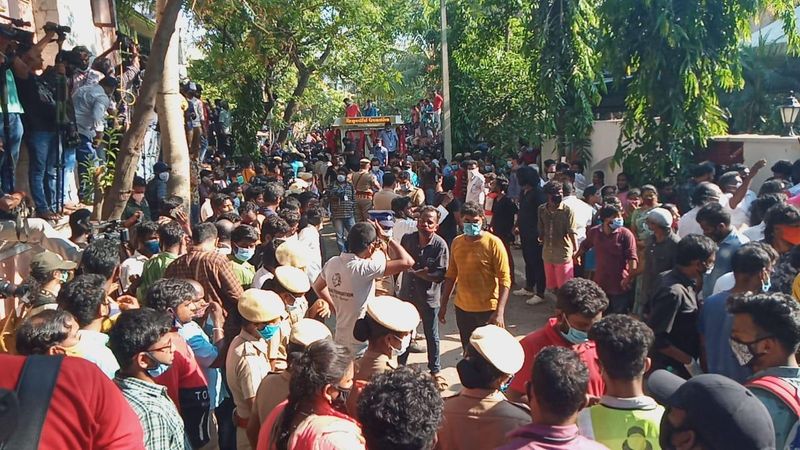 மக்களை சிரிக்க மட்டுமல்ல சிந்திக்கவும் வைத்த சின்னக் கலைவாணர், நம் எல்லாரோரையும் கண்ணீர் மிதக்கவிட்டு மின் மயானம் நோக்கி புறப்பட்டார். செல் நோண்டும் நேரத்தில் மண் நோண்டி மரம் வையுங்கள் என அடிக்கடி கூறிவந்தவர், இன்று வாய் மூடி கிடக்கிறார். 