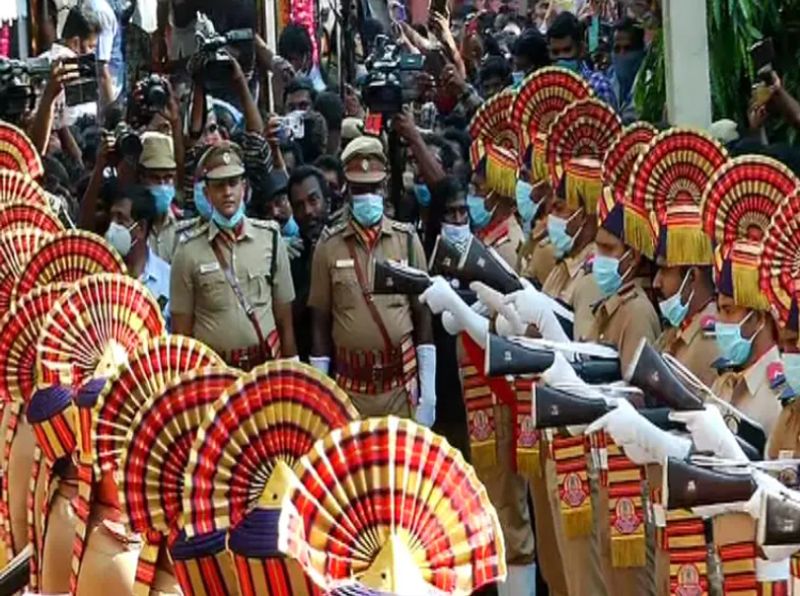 நடிகர் விவேக்கின் சமூக சேவை மற்றும் கலைக்கு மரியாதை செய்யும் விதமாக அவருடைய உடலுக்கு காவல்துறையினர் மரியாதை செலுத்தினர். அதன் பின்னர் காவல்துறை சார்பில் விவேக் உடலுக்கு 2 நிமிடம் மெளன அஞ்சலி செலுத்தப்பட்டது
