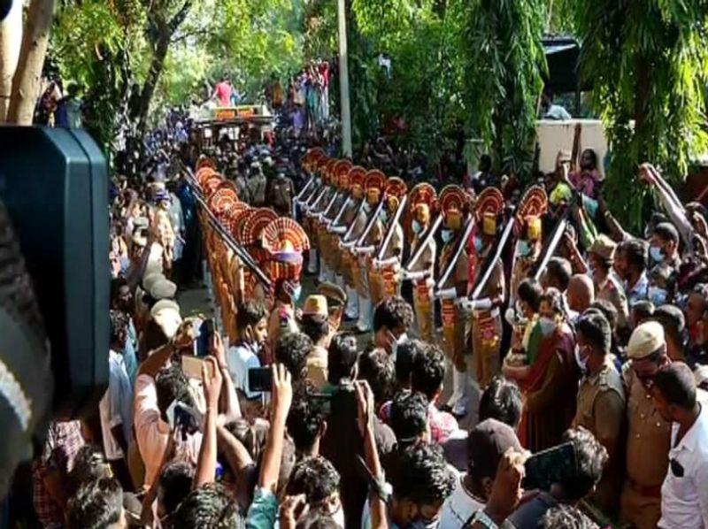 அதன் பின்னர் நடிகர் விவேக் உடல் மேட்டுக்குப்பம் மின் மயானத்தில் தகனம் செய்யப்பட்டது. லட்சக்கணக்கான ரசிகர்களை கண்ணீர் கடலில் மிதக்க விட்டு மீளா தேசம் நோக்கி பறந்தது சிரிப்பு. மண் பயனுற வாழ்ந்தவர் இன்று காற்றோடு காற்றாக கரைந்துவிட்டார். 