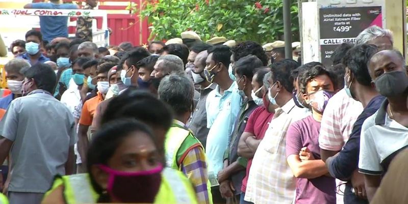 விவேக் இறந்த செய்தி அறிந்ததும் வீட்டின் முன் குவிந்த மக்கள் 
