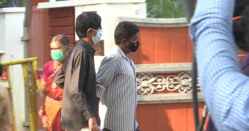 பதறியடித்து செல்லும் மக்கள் 