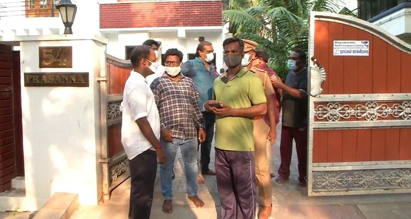 முகத்தில் மாஸ்க் அணிந்து வாசலில் காத்திருந்த ரசிகர்கள் 