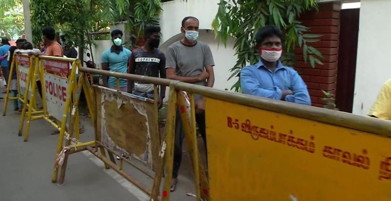 சமூக இடைவெளியை கடைபிடித்த மக்கள்... புகைப்படத்தில் பார்க்கலாம் 