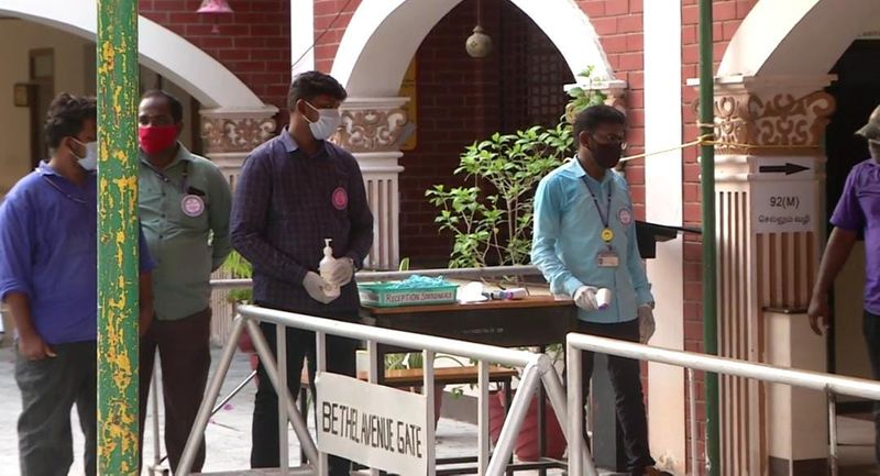மக்கள் மற்றும் ரசிகர்கள் பாதுகாப்பிற்கு சேணிடைசர் கொடுக்கப்பட்ட காட்சி 