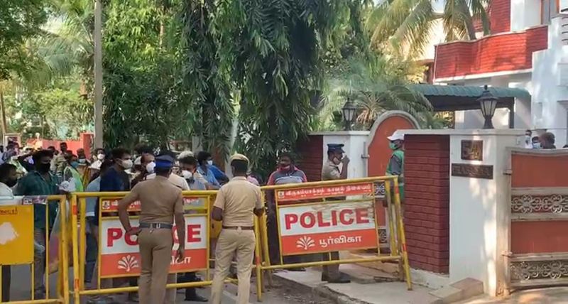 ரசிகர்களை கட்டு படுத்த நின்றுகொண்டிருந்த போலீசார் 