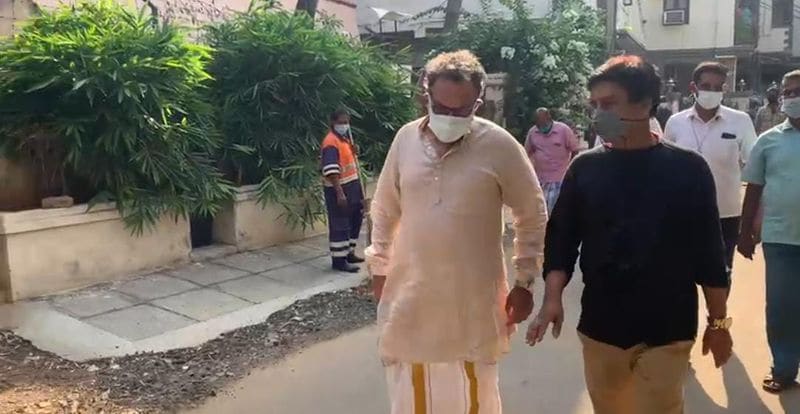 நடிகர் நாசர் அஞ்சலி செலுத்த வருகை தந்தபோது 