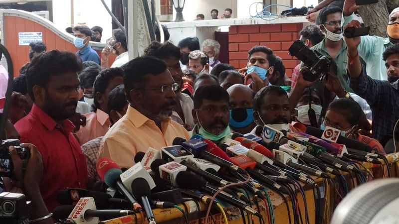 விடுதலை சிறுத்தைகள் கட்சி தலைவர் திருமாவளவன் அஞ்சலி செலுத்தியபோது 
