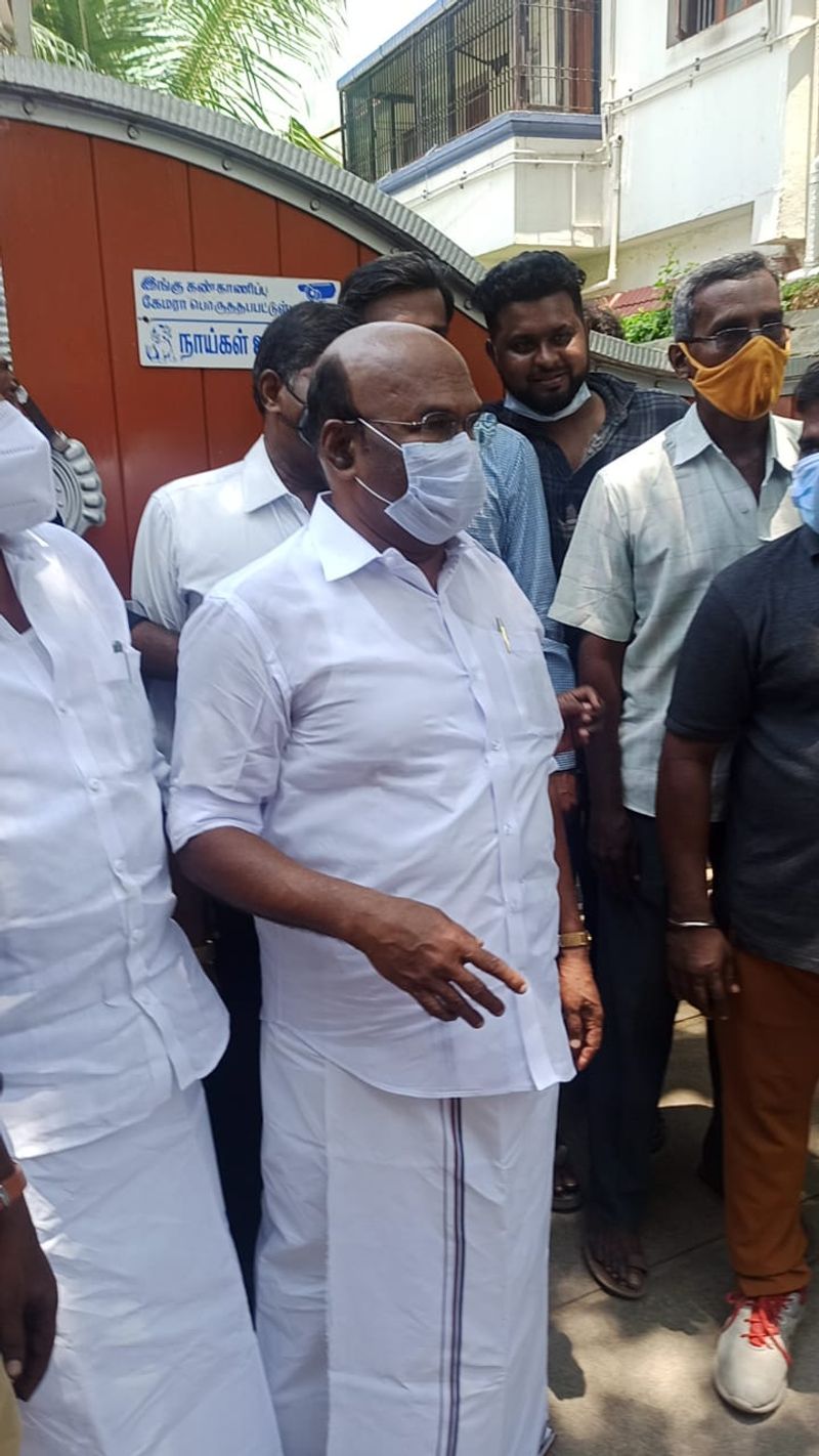 அமைச்சர் ஜெயக்குமார் விவேக் உடலுக்கு நேரில் வந்து அஞ்சலி 