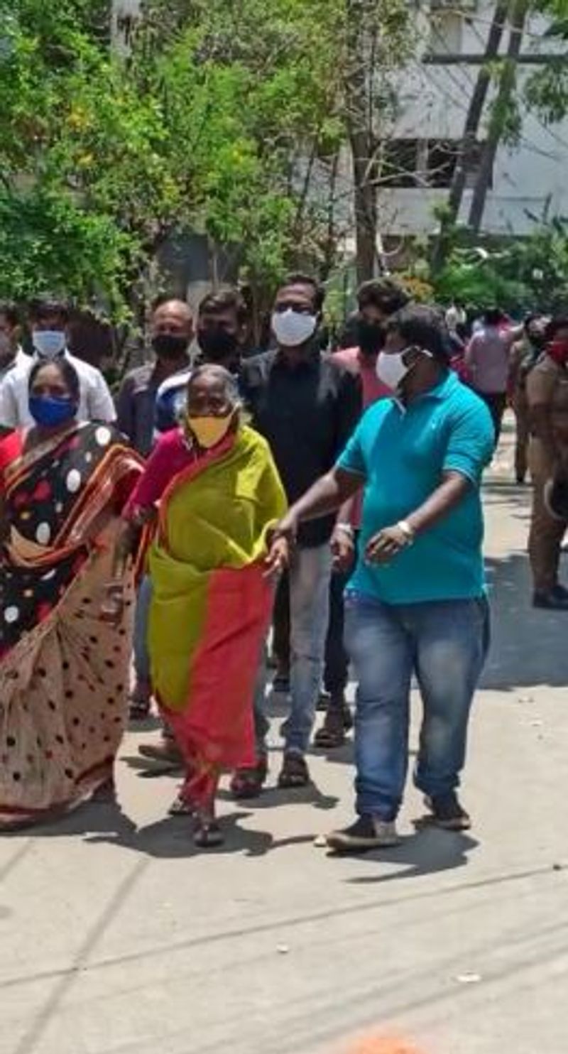 வெட்டுக்கிளி பாட்டி விவேக் உடலுக்கு அஞ்சலி செலுத்த வந்த போது 
