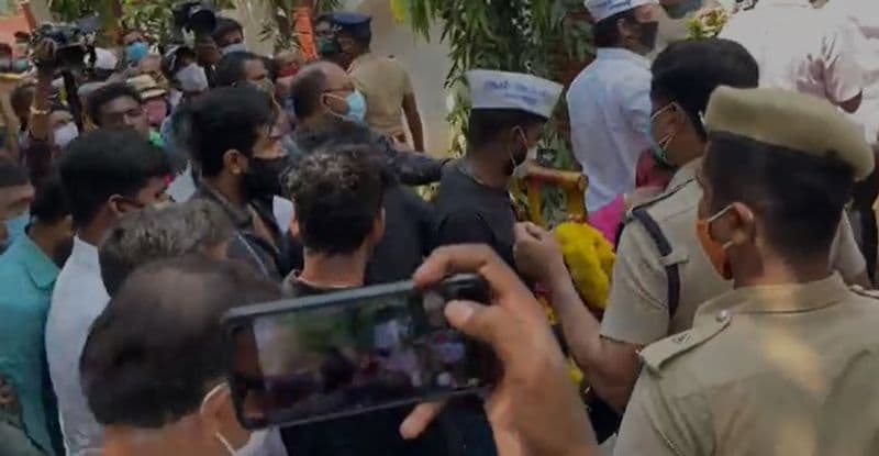 மக்களோடு மக்களாக நின்று அஞ்சலி செலுத்திய அருண் விஜய் 