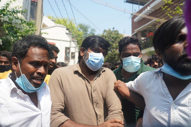 நடிகர் விஜய் சேதுபதி அஞ்சலி செலுத்த வந்த போது 