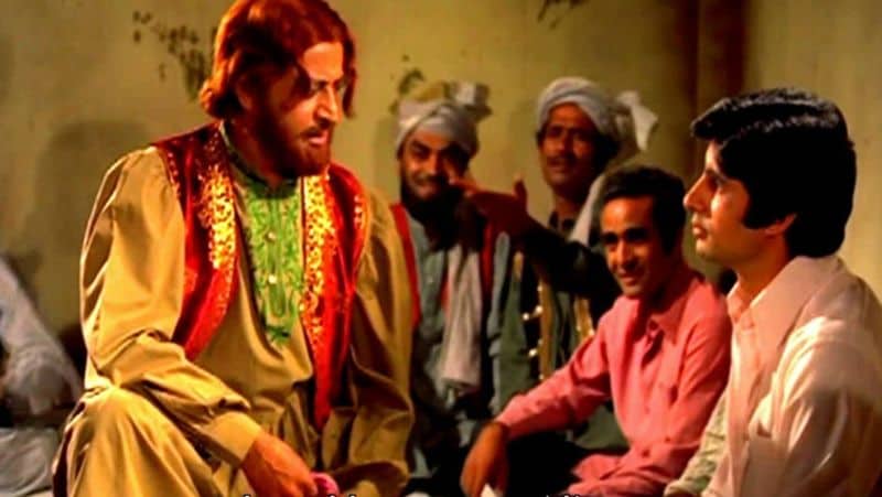 अमिताभ बच्चन के करियर को संवारने वाली फिल्म 'जंजीर' पहले धर्मेंद्र, देव आनंद और राजकुमार को ऑफर हुई थी। लेकिन फिल्म के प्रोड्यूसर-डायरेक्टर प्रकाश मेहरा इस फिल्म को इन तीनों में से किसी के साथ भी फ्लोर पर नहीं ला पाए। जब तीन लोगों ने जंजीर को ठुकरा दिया तो एक दिन प्राण ने प्रकाश मेहरा को अमिताभ बच्चन को फिल्म में लेने की सलाह दी। प्रकाश मेहरा के मुताबिक, प्राण ने मुझसे कहा कि अमिताभ को बॉम्बे टू गोवा में देखने के बाद मुझे लगता है कि वह फ्यूचर स्टार है।