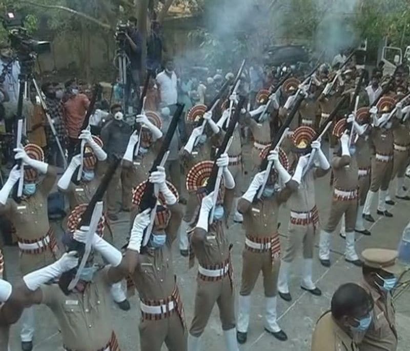 மேட்டுக்குப்பம் மையானத்தில் வைத்து நடிகர் விவேக் உடலுக்கு தமிழக அரசு சார்பில் காவல்துறையினர் 7 குண்டுகள் முழங்க மரியாதை செலுத்தினர்.