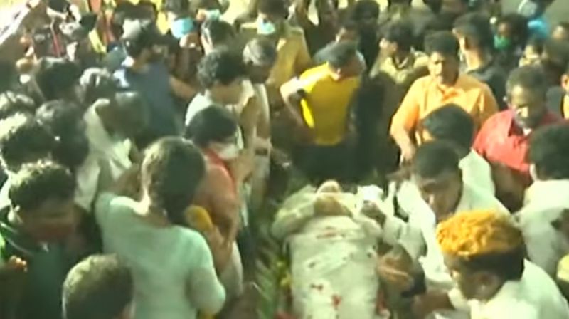 மேட்டுக்குப்பம் மின் மயானத்தி வைத்து நடிகர் விவேக் உடலுக்கு அவருடைய மனைவி, உறவினர்கள் உள்ளிட்ட குடும்பத்தினர் இறுதிச்சடங்கு செய்தனர். அதன் பின்னர் நடிகர் விவேக் உடல் நல்ல முறையில் எரியூட்டப்பட்டது. 