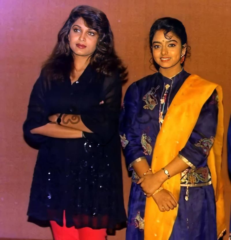 రోజా, రమ్యకృష్ణ, మీనా లాంటి అగ్రహీరోయిన్లు తమ గ్లామర్తో గట్టిపోటీ ఇచ్చినా.. సౌందర్య మాత్రం సంప్రదాయపు అమ్మాయిగానే నటించింది. ఎక్కువగా చీరలోనే కనిపించే సౌందర్య ఆ చీరకే అందాన్ని తీసుకొచ్చింది.