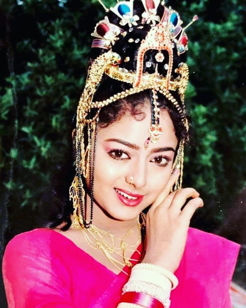 సినిమా తారలు ఎంతమంది ఉన్న కొంతమంది హీరోయిన్లు సినిమా పరిశ్రమ పై తమ ముద్ర వేస్తారు. అలాంటి హీరోయిన్స్ లో ఒకరు సౌందర్య. అందం అభినయానికి పెట్టింది పేరు సౌందర్య. పేరుకు తగ్గట్టు సౌందర్యం ఆమె సొంతం. పాత్రలో పరకాయ ప్రవేశం చేసి ఆ పాత్రతో మన్నలి జర్నీ చేయించడం ఆమె స్టయిల్. ఆమె ప్రతిభ. సహజ నటిగా, సహజ అందం కలిగిన సౌందర్య సినిమాని, ఈ లోకాన్ని వదిలేసి 17ఏళ్లు అవుతుంది.