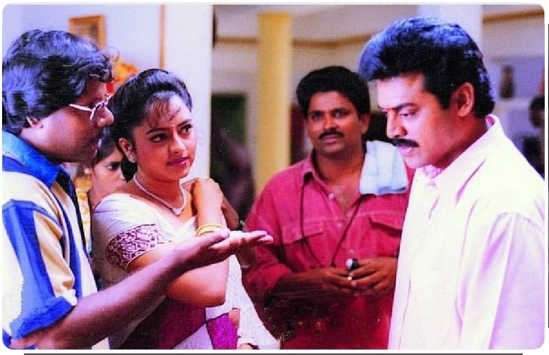 వెంకటేష్, సౌందర్య జోడికి వెండితెరపై మంచి క్రేజ్ ఉంది. చిత్ర పరిశ్రమలోనూ ఈ జంట కోసం దర్శక, నిర్మాతలు పోటీ పడేవారు. వీరిద్దరు కలిసి నటించిన `ఇంట్లో ఇల్లాలు- వంటింట్లో ప్రియురాలు`, `పవిత్రబంధం`, `పెళ్ళిచేసుకుందాం`, `రాజా`, `జయం మనదేరా` వంటి సినిమాలు బాక్సాఫీసు వద్ద సూపర్ హిట్లుగా నిలవడమే కారణం. `పవిత్ర బంధం`లో సౌందర్య నటన అబ్బురపరుస్తుందని చెప్పొచ్చు.