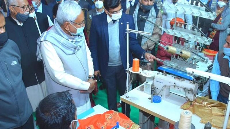 स्टार्टअप लाने का दिया था आदेश
बेतिया में डीएम रहते हुए कुंदन कुमार ने स्टार्टअप जोन शुरू किया था। इस स्टार्टअप जोन की सीएम नीतीश कुमार ने भी सराहना की थी। दरअसल उन्होंने क्वारंटाइन सेंटर में चलाए गए स्किल मैपिंक की योजना को देशभर में सराहा गया था। 