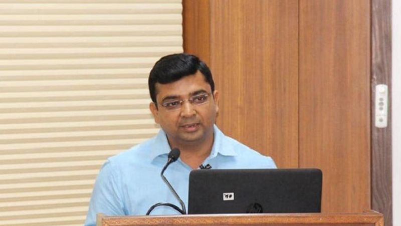 IPS अफसर रहे
आईएएस बनने से पहले कुंदन कुमार 2009 बैच के IPS थे। उत्तराखंड कैडर में तीन साल आईपीएस रहे फिर 2012 में IAS बने। वो आईएएस, आईपीएस और इंजीनियर के साथ तीनों क्षेत्रों के जानकार हैं। 