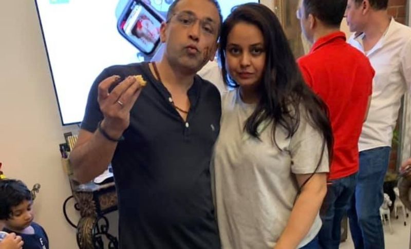 <p><br />
रोहिणी के पति पति समरेश एवरकोर पार्टनर्स नाम की कंपनी में मैनेजिंग डायरेक्टर हैं। इससे पहले वे जीएमआर और स्टैंडर्ड चार्टर्ड बैंक में इनवेस्टमेंट बैंकर की जॉब कर चुके हैं। (अपने पति समरेश सिंह के साथ रोहणी)<br />
</p>