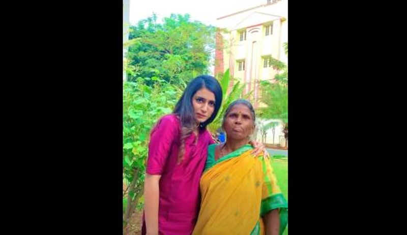 అంతేకాదు తన దగ్గరకు వచ్చిన ప్రియా ప్రకాష్కు తనదైన మాటలు, చేష్టలతో చుక్కలు చూపించింది గంగవ్వ. కన్నుకొట్టుడు కాదు మూతులు తిప్పుడంటూ.. ప్రియాకు మూతి తిప్పుడు ట్రైనింగ్ ఇచ్చింది. దీనికి సంబంధించిన వీడియో ప్రస్తుతం సోషల్ మీడియాలో వైరల్ అయింది.