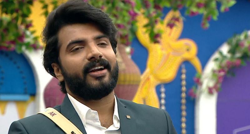 കഴുതപ്പുലി അവാര്ഡ് കിട്ടിയ അനൂപ് കൃഷ്ണനോടും മോഹൻലാല് കാര്യങ്ങള് തിരക്കി. എന്നാല് ഒരു ജീവിയും മോശമല്ല, തന്ത്രപരമായി നീങ്ങുന്നവരാണ് കഴുതപ്പുലി, ആറു പേരില് ഒരാളായി എന്നെ തെരഞ്ഞെടുത്തല്ലോ എന്നാണ് താൻ വിചാരിച്ചത് എന്ന് അനൂപ് കൃഷ്ണൻ പറഞ്ഞു. കൂട്ടത്തോടെ ആക്രമിക്കുന്നവരാണ് കഴുതപ്പുലിയെന്ന് മോഹൻലാലും പറഞ്ഞു. അനൂപ് കൃഷ്ണൻ പറഞ്ഞത് മോഹൻലാലും അംഗീകരിക്കുകയായിരുന്നു. കഴുതപ്പുലി അവാര്ഡ് കിട്ടിയതില് വിഷമിക്കേണ്ട എന്ന് ചിലര് പറഞ്ഞപ്പോള് തനിക്ക് അങ്ങനെ തോന്നിയതേ ഇല്ല. താൻ കരുത്തനാണ് എന്നും അനൂപ് കൃഷ്ണൻ പറഞ്ഞു.