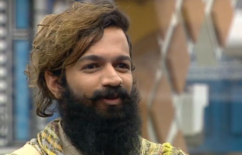 കുറുക്കൻമാരെ കുറിച്ച് നല്ല കഥകളാണ് എന്ന് അറിയിച്ചായിരുന്നു മോഹൻലാല് സായ് വിഷ്ണുവിനോട് സംസാരിച്ചത്. താൻ അതിനെ നല്ല രീതിയില് തന്നെയാണ് എടുത്തത് എന്ന് സായ് വിഷ്ണു പറഞ്ഞു. കുബുദ്ധി എന്ന് എഴുതിയത് എടുത്ത് കളയാനും മോഹൻലാല് പറഞ്ഞു. സ്വന്തം തന്ത്രങ്ങള് ഉപയോഗിക്കുന്നതില് ഒരു തെറ്റുമില്ലെന്ന് മോഹൻലാല് പറഞ്ഞു. കുറുക്കൻ അവാര്ഡ് കിട്ടിയത് എന്തുകൊണ്ട് എന്ന് ചോദിക്കുകയായിരുന്നു മോഹൻലാല്. സായ് വിഷ്ണു തന്റെ നിലപാട് വ്യക്തമാക്കുകയും ചെയ്തിരുന്നു.