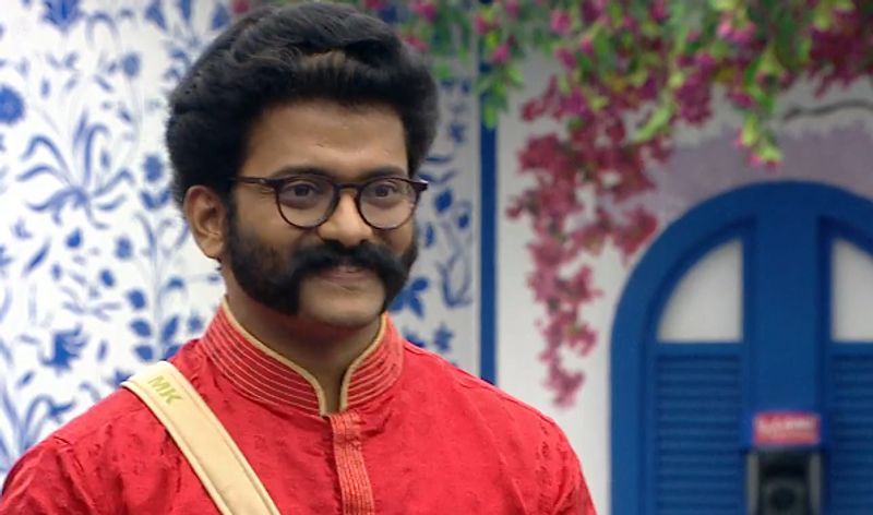 എന്നെ രാജാവാക്കിയവര് എന്റെ മനസില് രാജാവാണ് എന്നായിരുന്നു മണിക്കുട്ടൻ പറഞ്ഞു. പ്രതികരിക്കുമ്പോള് രാജാവിനെ പോലെ ആകണം എന്ന് തോന്നിയെന്ന് മണിക്കുട്ടൻ പറഞ്ഞു. ജനാധിപത്യം ആണ് ഇപോള് രാജാധികാരം അല്ല ചര്ച്ചകളെ കുറിച്ചും മോഹൻലാല് സൂചിപ്പിച്ചു. രാജാവ് അവാര്ഡിന് തുല്യ വോട്ടായിരുന്നു മണിക്കുട്ടനും നോബിക്കും കിട്ടിയത്. ചര്ച്ച ചെയ്തായിരുന്നു ഒടുവില് അവാര്ഡ് തീരുമാനിച്ചത്. നോബി ഒടുവില് അവാര്ഡില് നിന്ന് പിൻമാറുകയായിരുന്നു.