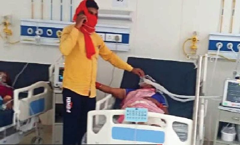डॉक्टर चाहकर भी मरीजों को नहीं बचा सके
दरअसल, घटना शनिवार रात 12 बजे के आसपास की है, जब कोरोना मरीज अचानक तड़पने लगे। इसके बाद मेडिकल कॉलेज में अफरा-तफरी मच गई। डॉक्टर ने देखा तो पता चला कि ऑक्सीजन सप्लाई का प्रेशर कम था। इसके बाद परिजन और अस्पताल स्टाफ सिलेंडरों की व्यवस्था करने में जुट गए, लेकिन इसके बाद लोगों को नहीं बचा सके। वहीं कई मरीजों की हालत अभी गंभीर बनी हुई है।
