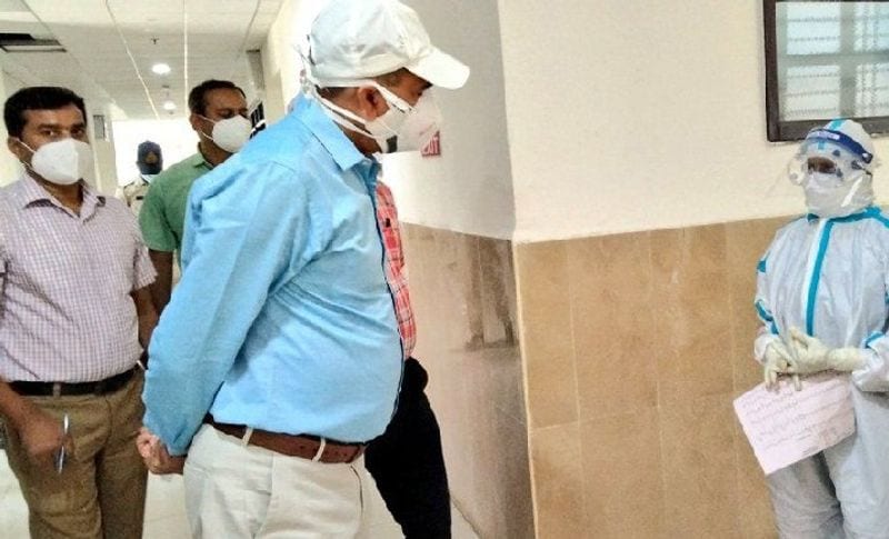 कलेक्टर ने दी 12 मौतें होने की जानकारी दी।
बता दें कि कुछ देर पहले ऑक्सीजन की कमी से 6 मौतों की पुष्टि मेडिकल कॉलेज के डीन डॉ. मिलिंद शिरालकर ने की थी। लेकिन मौके पर जब शहडोल कलेक्टर अर्पित वर्मा पहुंचे तो कुछ देर बाद उन्होंने 12 मौतें होने की जानकारी दी।
