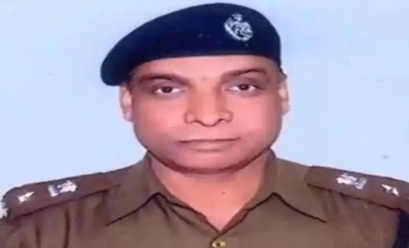 <p><br />
बता दें कि प्रियंका सेन के पति और आईपीएस अफसर अरविंद सेन यादव पशुपालन घोटाले में लखनऊ जेल में बंद हैं। उनका नाम पशुपालन विभाग में 240 करोड़ रुपए का टेंडर घोटाला सामने आया था। जब इस मामले की जांच एसटीएफ ने की तो सीबीसीआईडी के तत्कालीन एसपी अरविंद सेन के खिलाफ लगे सभी आरोप सही पाए गए। इसके बाद योगी सरकार ने उनको सस्पेंड कर दिया था।</p>