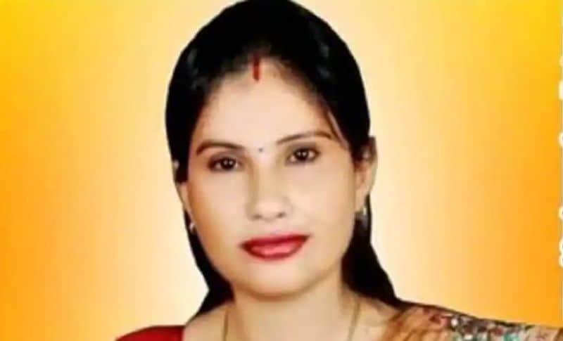 <p>बता दें कि एक दिन पहले बांदा जिले पंचायत चुनाव में नामांकन भरने गई BJP की महिला जिला पंचायत प्रत्याशी का कोरोना से निधन हो गया।</p>